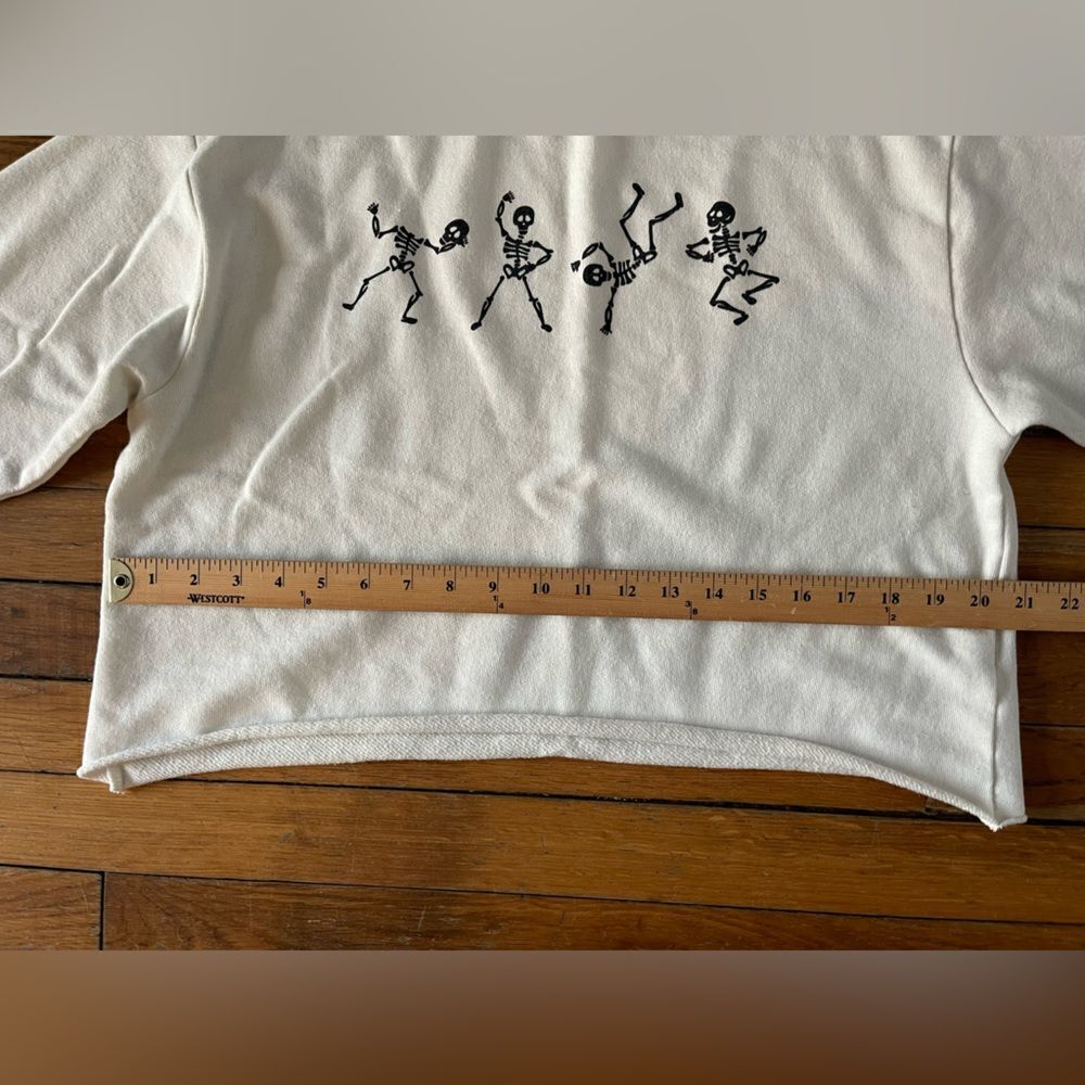 Small White Uncharted Threads/Paper store Cropped Sweatshirt Dancing Skeletons - Picture 8 of 10